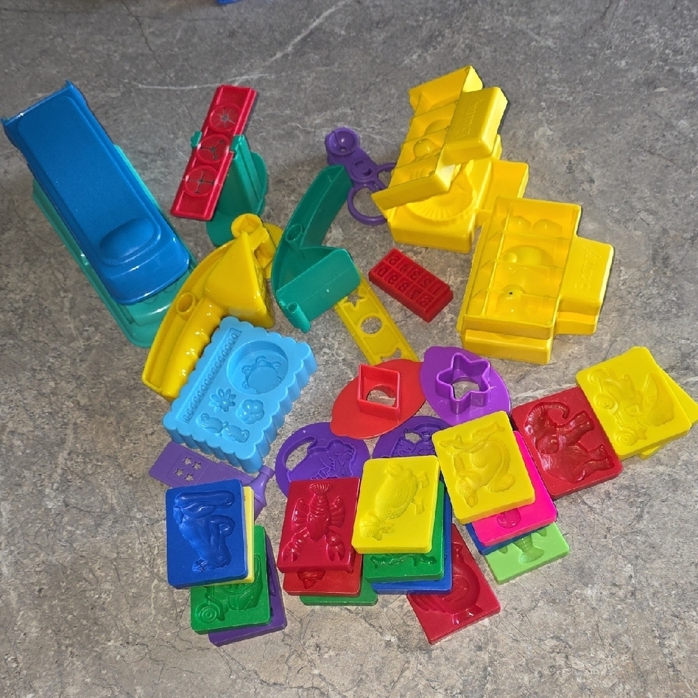 (J39) Bundle Of Play-doh Accessories
